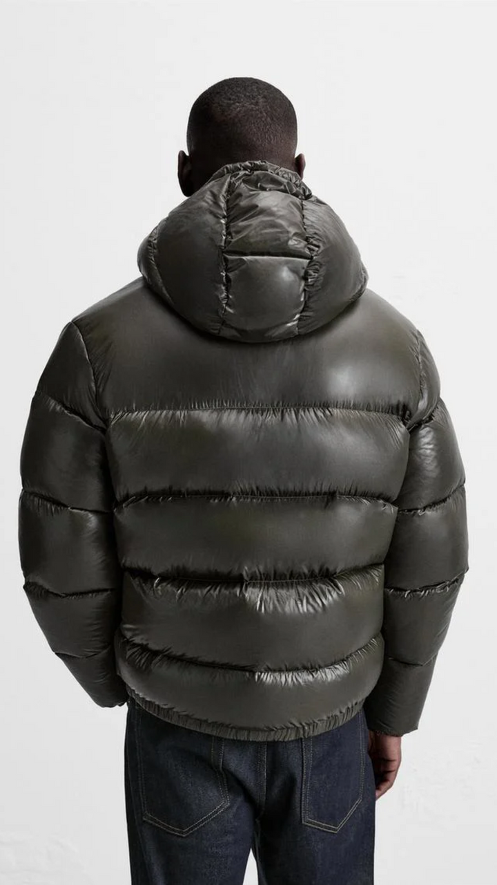 "Warm unisex pufferjack met dons, glanzende stof, hoge kraag en capuchon, ideaal voor winter, met verstelbare zoom."
