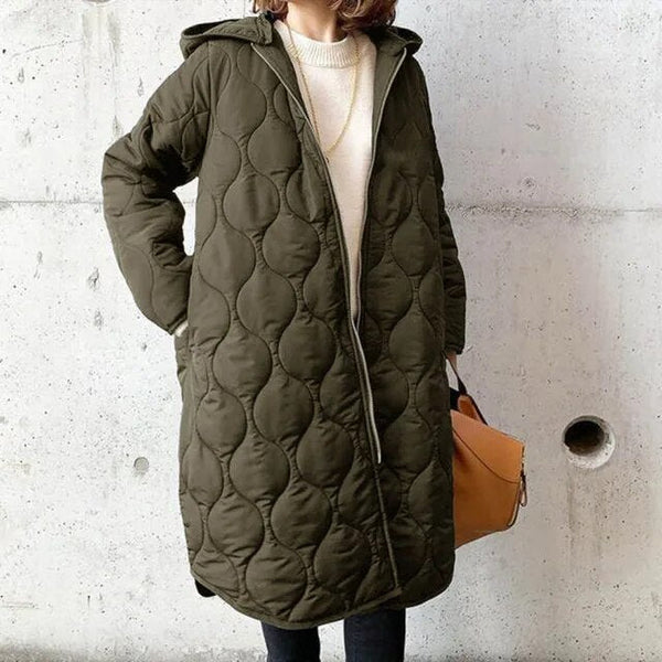 Close-up van de stof en capuchon van een nieuwe dames winterjas met lange, elegante pasvorm