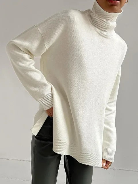 Warme damestrui met col en zijsplit. Oversized, gebreide stof biedt comfort en stijl voor wintermaanden.