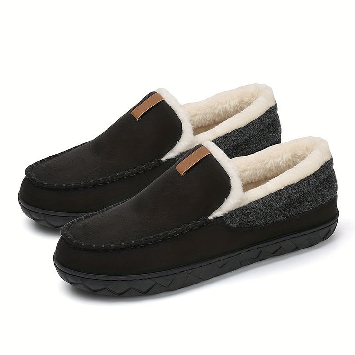 Loafer-stijl heren instappantoffels, warm en comfortabel voor binnen in grijs.