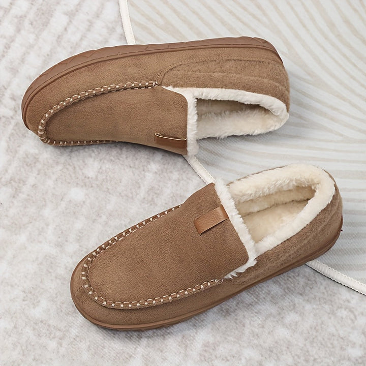 Zachte voering in warme heren instappantoffels, perfect als comfortabele thuisschoenen.