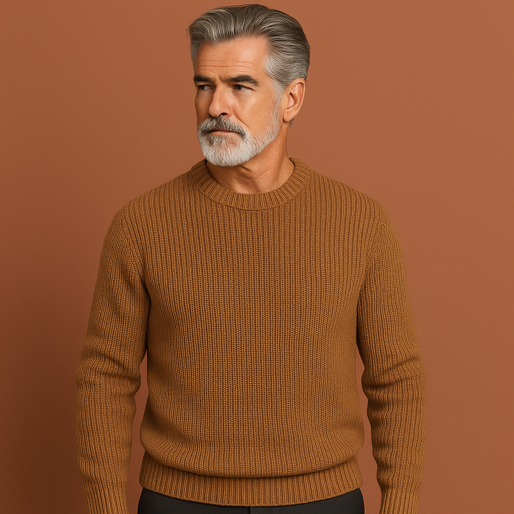 Zachte, warme heren trui met tijdloos design. Comfortabele ronde hals trui voor winter en herfstmode.