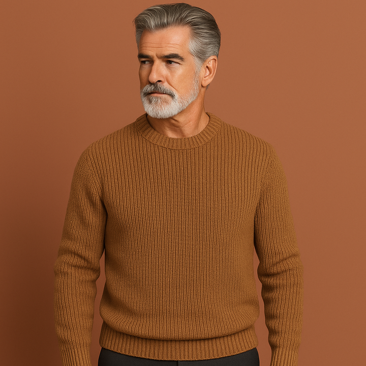 Zachte, warme heren trui met tijdloos design. Comfortabele ronde hals trui voor winter en herfstmode.