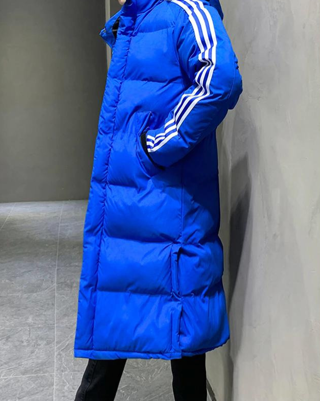 Heren winterjas in donkerblauw, lange pasvorm en gewatteerd, biedt maximale warmte en bescherming.