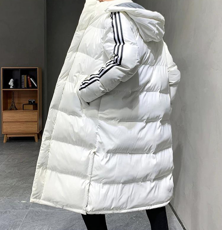 Zijaanzicht van een man in een lange, stijlvolle heren winterjas met capuchon, comfortabel en modieus.