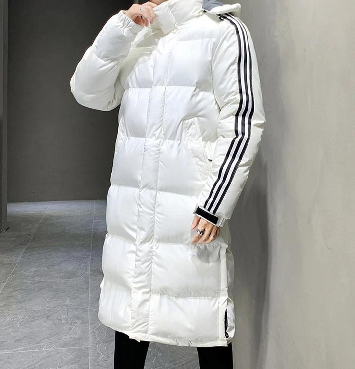 Open lange heren winterjas met voering zichtbaar, toont warme kleding en comfortabele bescherming.