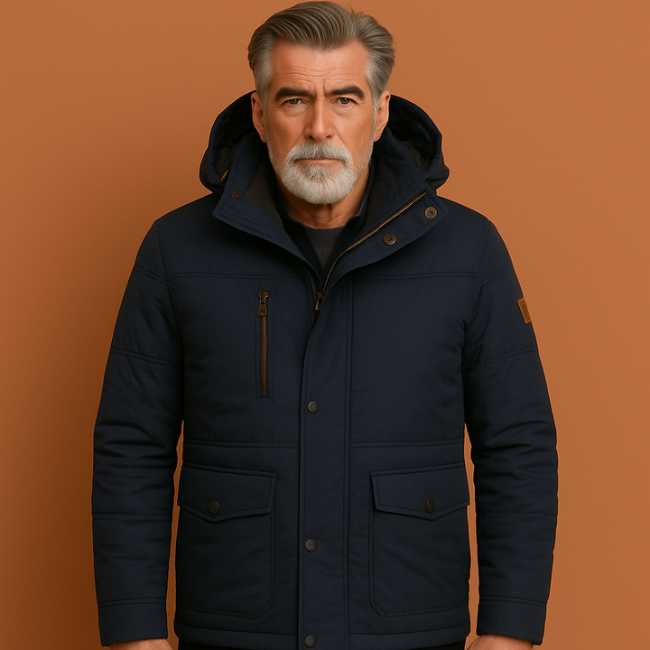 Stijlvolle man draagt warme winterparka buiten in sneeuw, biedt optimale bescherming tegen kou.