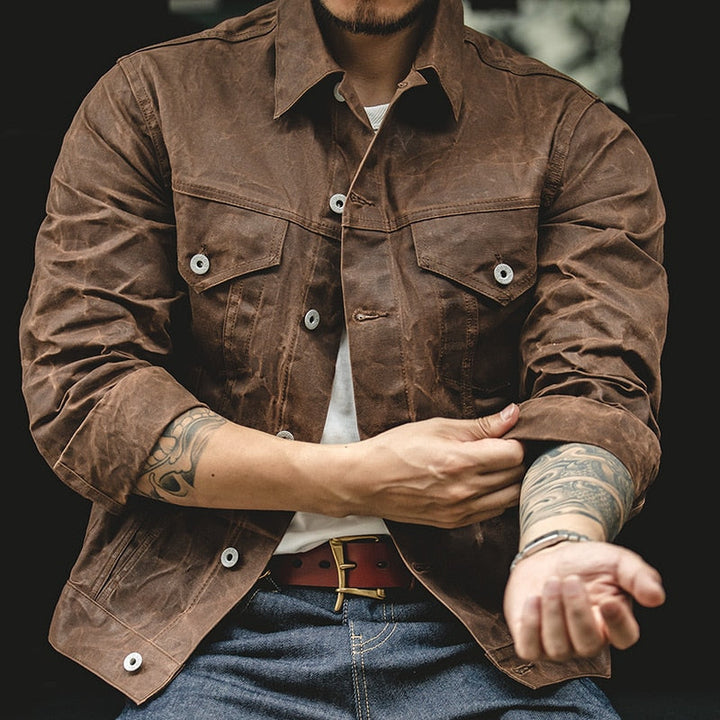 "Waterafstotende waxed canvas herenjas met vintage design, knoopsluiting en borstzakken, ideaal voor elk seizoen."