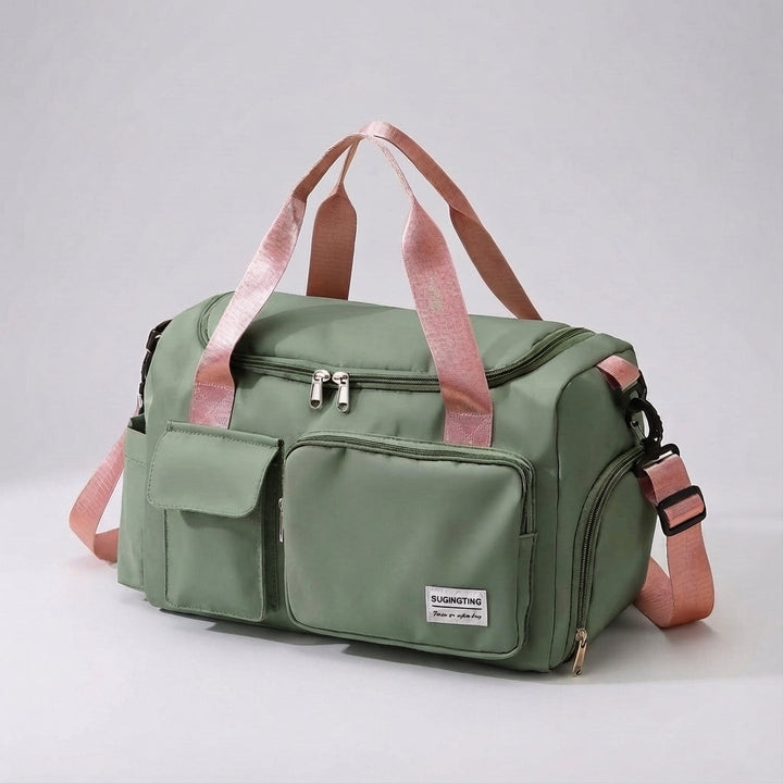 Unisex grijsroze waterbestendige nylon duffeltas, een modieuze reistas of sporttas voor dames en heren.