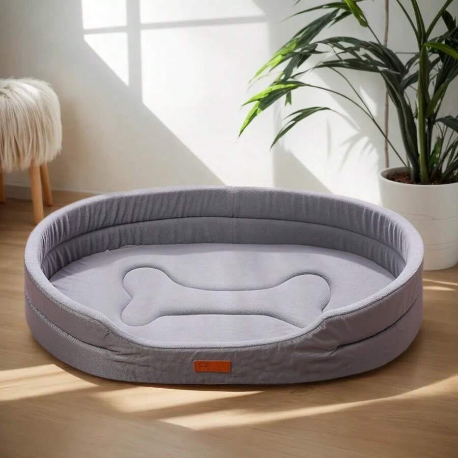 Bovenaanzicht van een grijs waterdicht hondenbed met dikke, zachte vulling voor maximaal comfort.