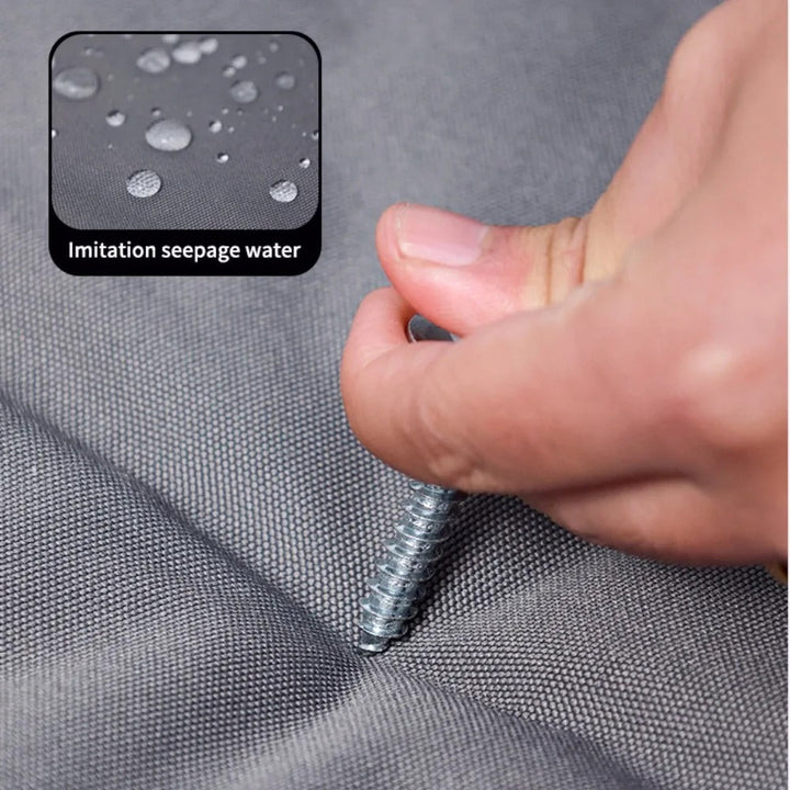 Een vrolijke pup speelt in een waterdicht hondenbed, perfect voor jonge honden.
