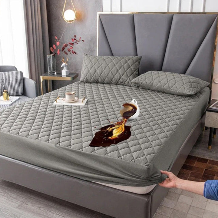 Waterdichte matrasbeschermer in een moderne slaapkamer, fris en schoon bed
