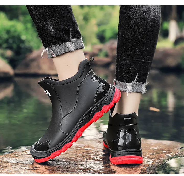 Duurzame Redridge heren terreinschoenen, waterdicht en antislip, geschikt als laarzen voor winterse trails.