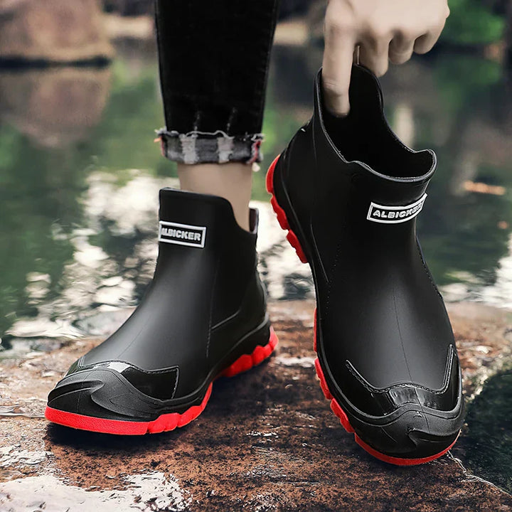 Zijaanzicht van Redridge waterdichte heren wandelschoenen met ergonomisch design en verstevigde enkelsteun.