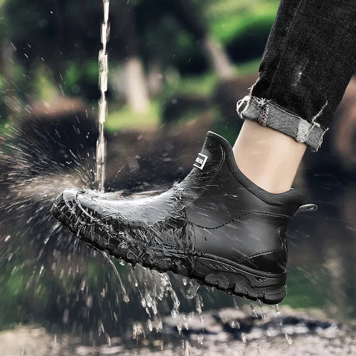 Vooraanzicht van Redridge heren outdoor wandelschoenen, klaar voor comfortabele en droge winterse expedities.