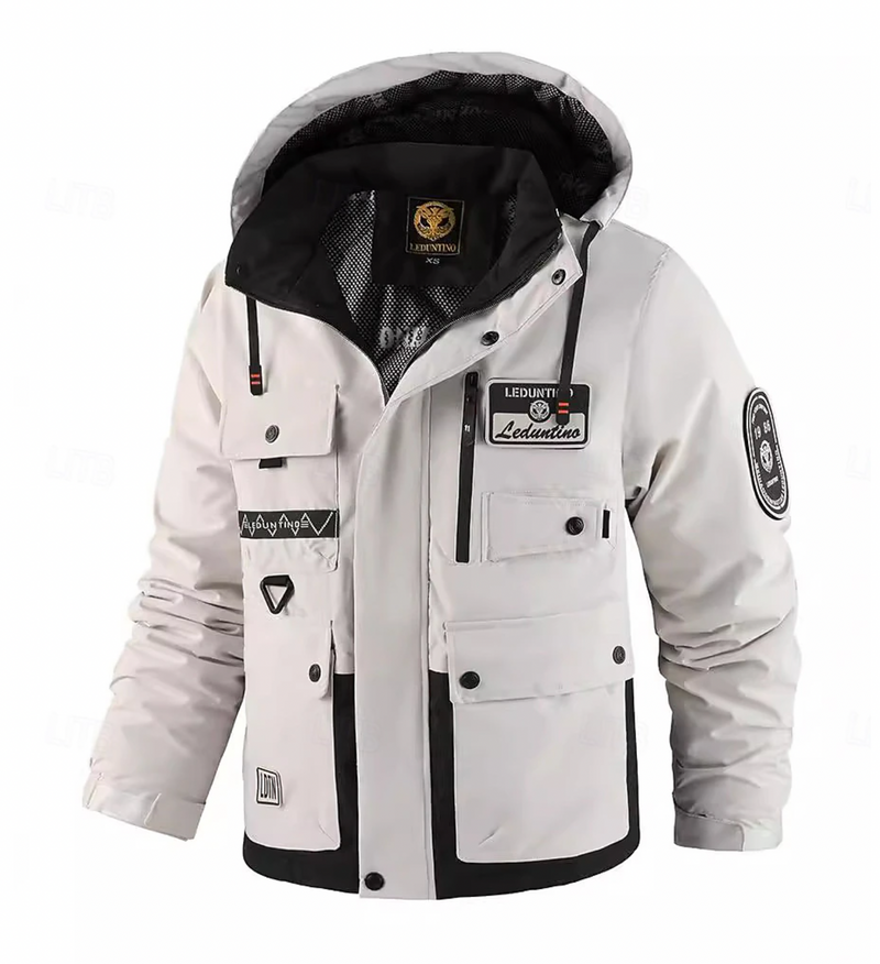 "Waterdichte herenparka met modern silhouet en details in marineblauw, ideaal voor casual en formele looks."