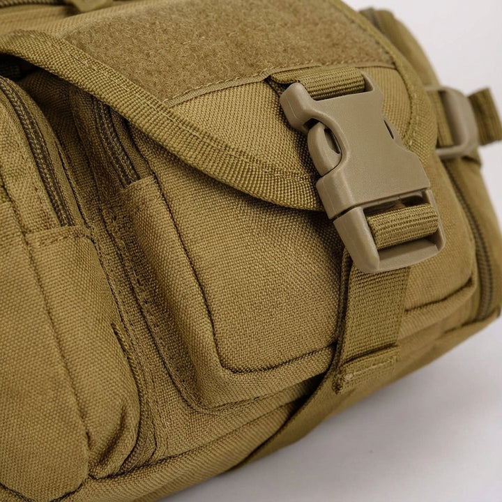 Zwarte tactische heuptas van duurzaam nylon met diverse opbergvakken, ook te dragen als crossbody.