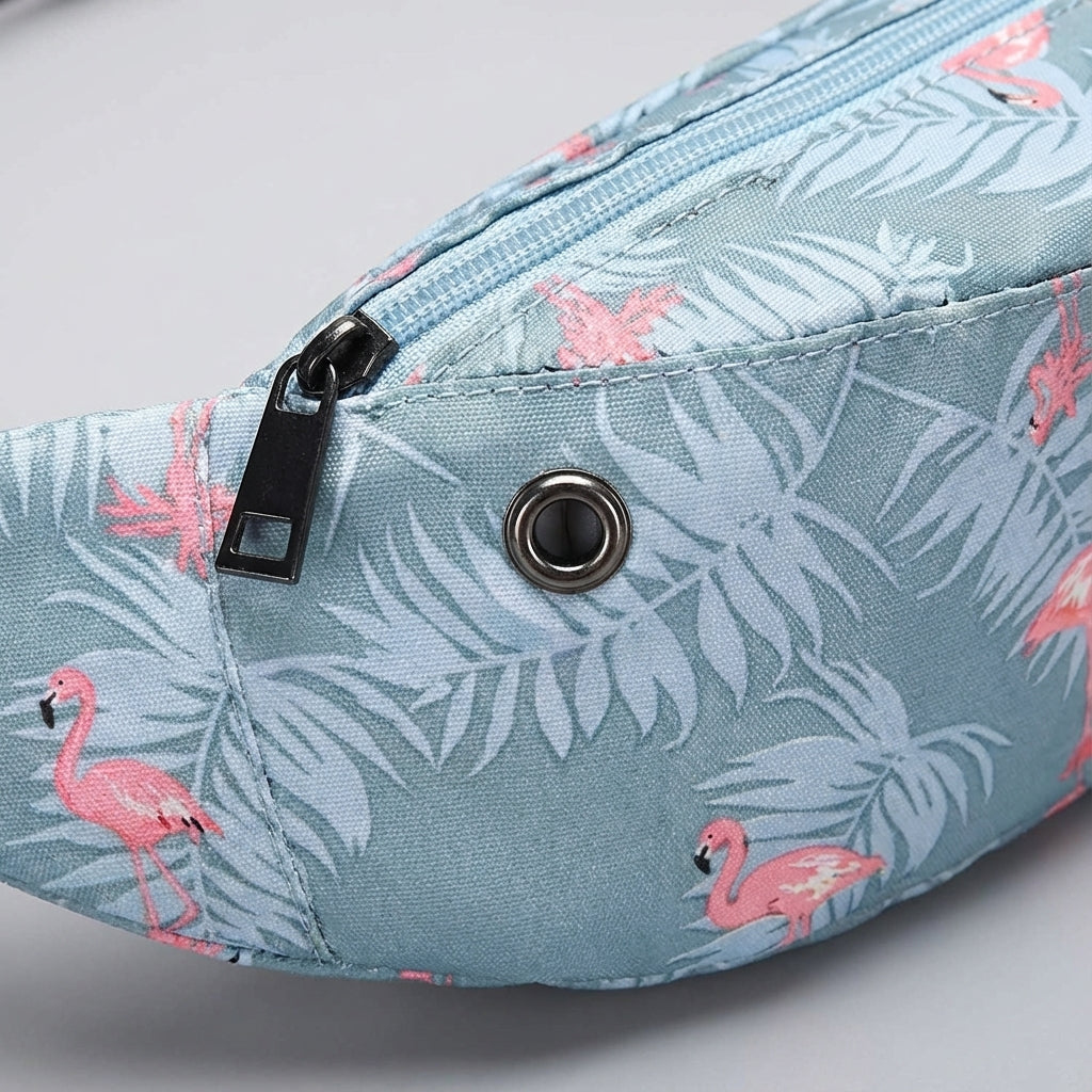 Stijlvolle waterdichte heuptas met vrolijke flamingo print voor festivals of vakantie. Praktisch accessoire voor essentials.