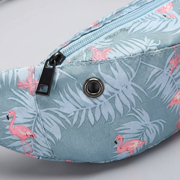 Stijlvolle waterdichte heuptas met vrolijke flamingo print voor festivals of vakantie. Praktisch accessoire voor essentials.