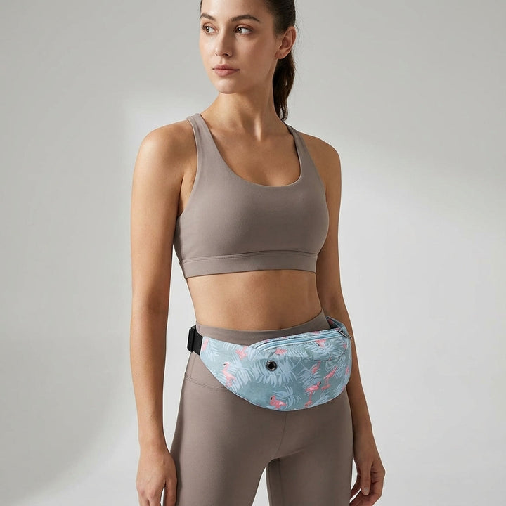Trendy waterdichte heuptas met subtiele veer print. Handige reistas en sporttas voor al je benodigdheden onderweg.