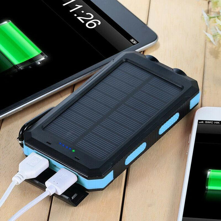 "Waterdichte powerbank 500000mAh met zonnepaneel, dubbel USB, en ingebouwde LED, ideaal voor kamperen en avontuur."