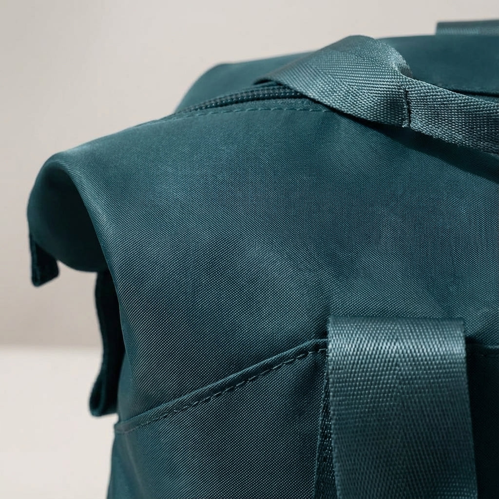 Dames & heren dragen de stijlvolle TravelNest weekendtas. Comfortabele, waterdichte reisbagage.