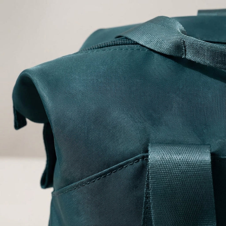Dames & heren dragen de stijlvolle TravelNest weekendtas. Comfortabele, waterdichte reisbagage.