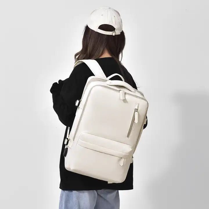 "Waterdichte TrekVault rugzak voor dames, robuust ontwerp, ergonomische schouderbanden, ruime inhoud, donkerblauw."