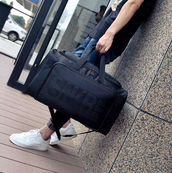 Duurzame outdoor reistas, waterbestendig, met ruimte voor sneakers en outdoor gear.