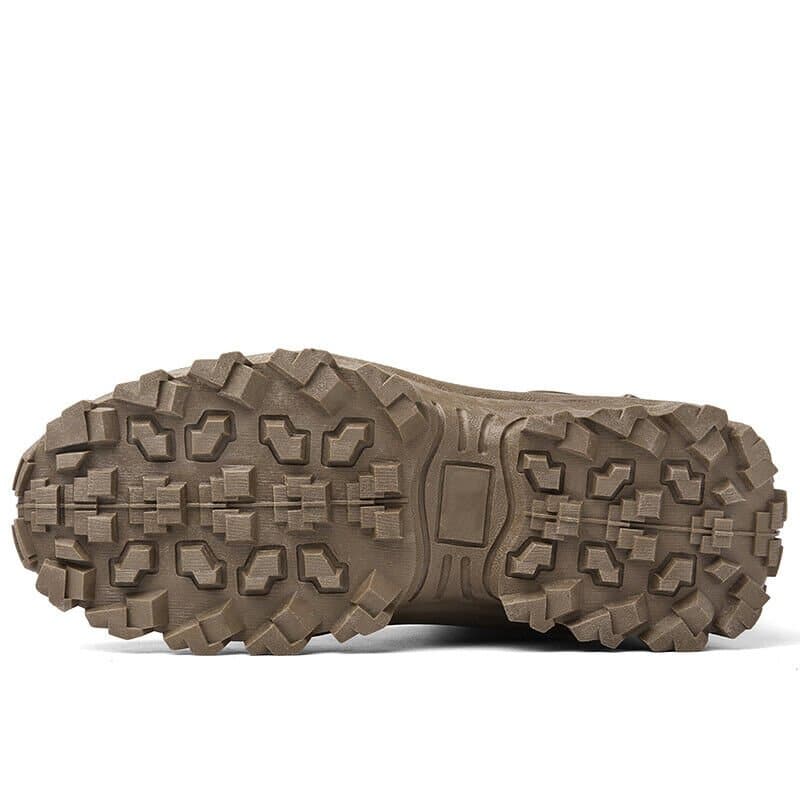 "Waterdichte werklaarzen voor mannen, duurzaam en comfortabel, met sterke grip en ademende eigenschappen, in regenachtig bos.