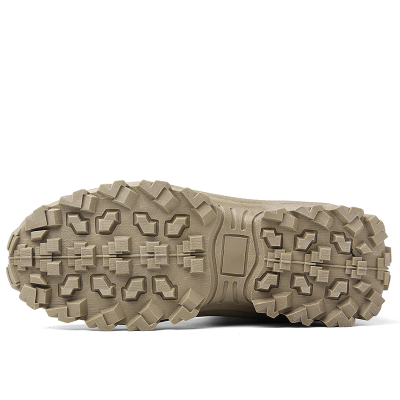 "Waterdichte werklaarzen voor mannen, duurzaam en comfortabel, met sterke grip en ademende eigenschappen, in regenachtig bos.