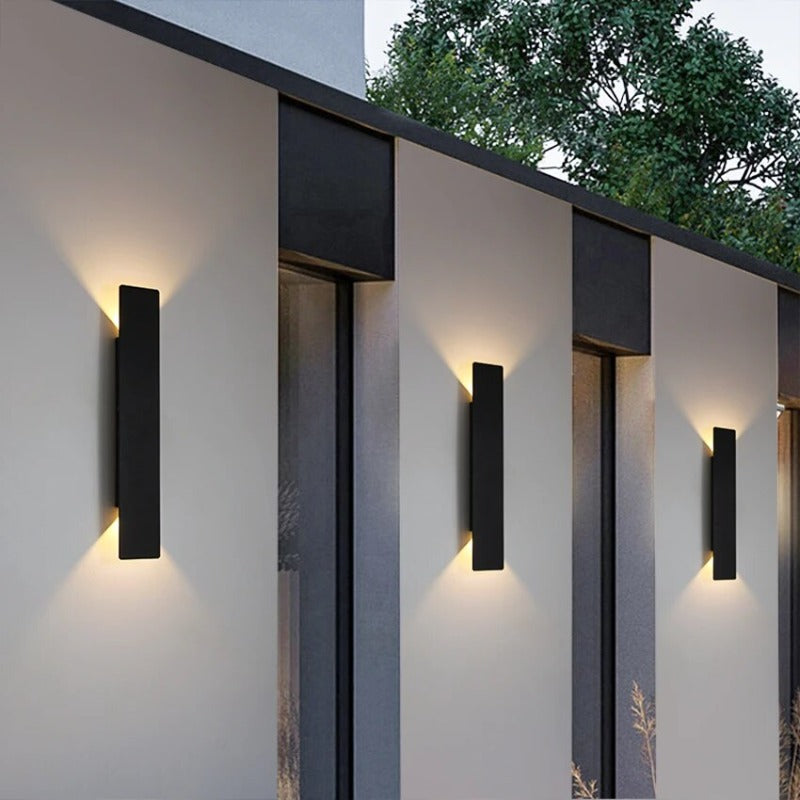 "Weerbestendige, minimalistische LED wandlamp voor buiten, ideaal voor gevel of terrasverlichting met IP65-bescherming."