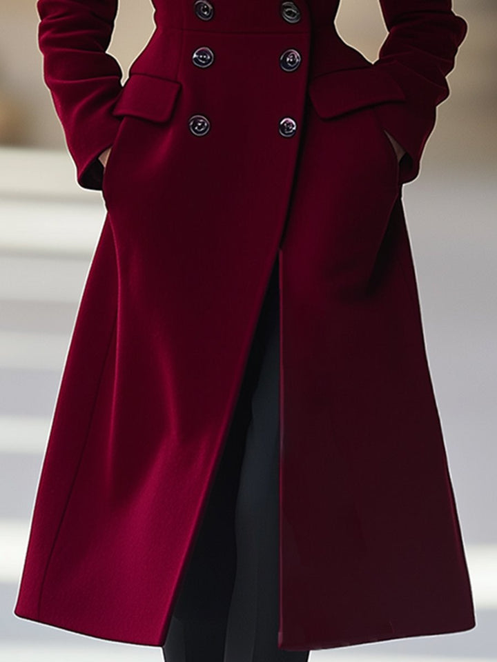 Elegante wijnrode dames winterjas, een chique trenchcoat die luxe en mode uitstraalt.