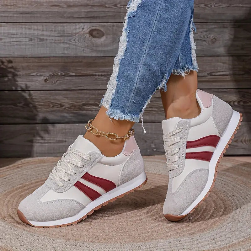 Comfortabele dames casual schoenen in retro stijl met vetersluiting en voetboogondersteuning voor actieve dagen.