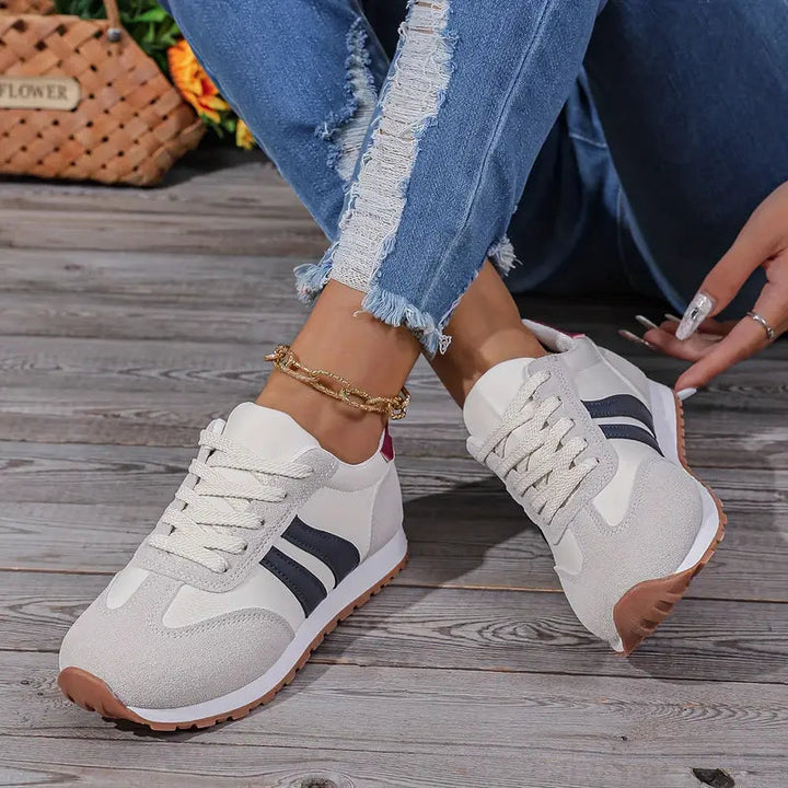 Moderne sportieve damesschoenen met voetboogondersteuning voor de hele dag comfort. Perfecte vetersneakers.