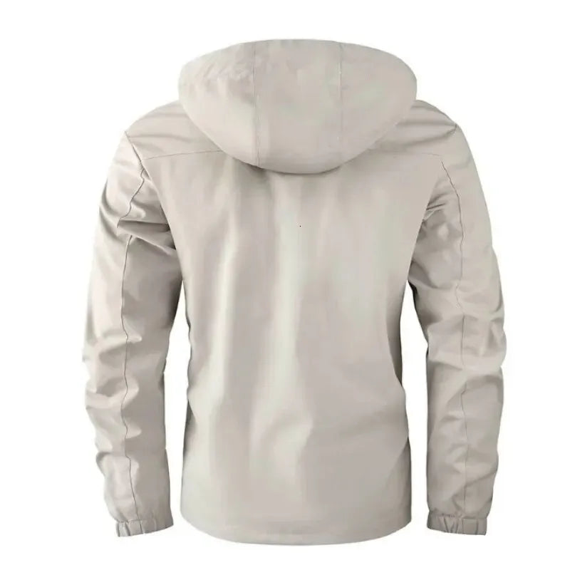 "Wind- en waterdichte winterjas met capuchon, damesmodel in rood, stijlvol en functioneel voor koud en nat weer."