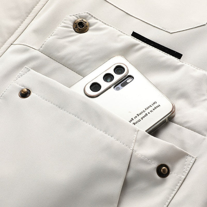 "Wind- en waterdichte winterjas met capuchon, damesmodel in rood, stijlvol en functioneel voor koud en nat weer."