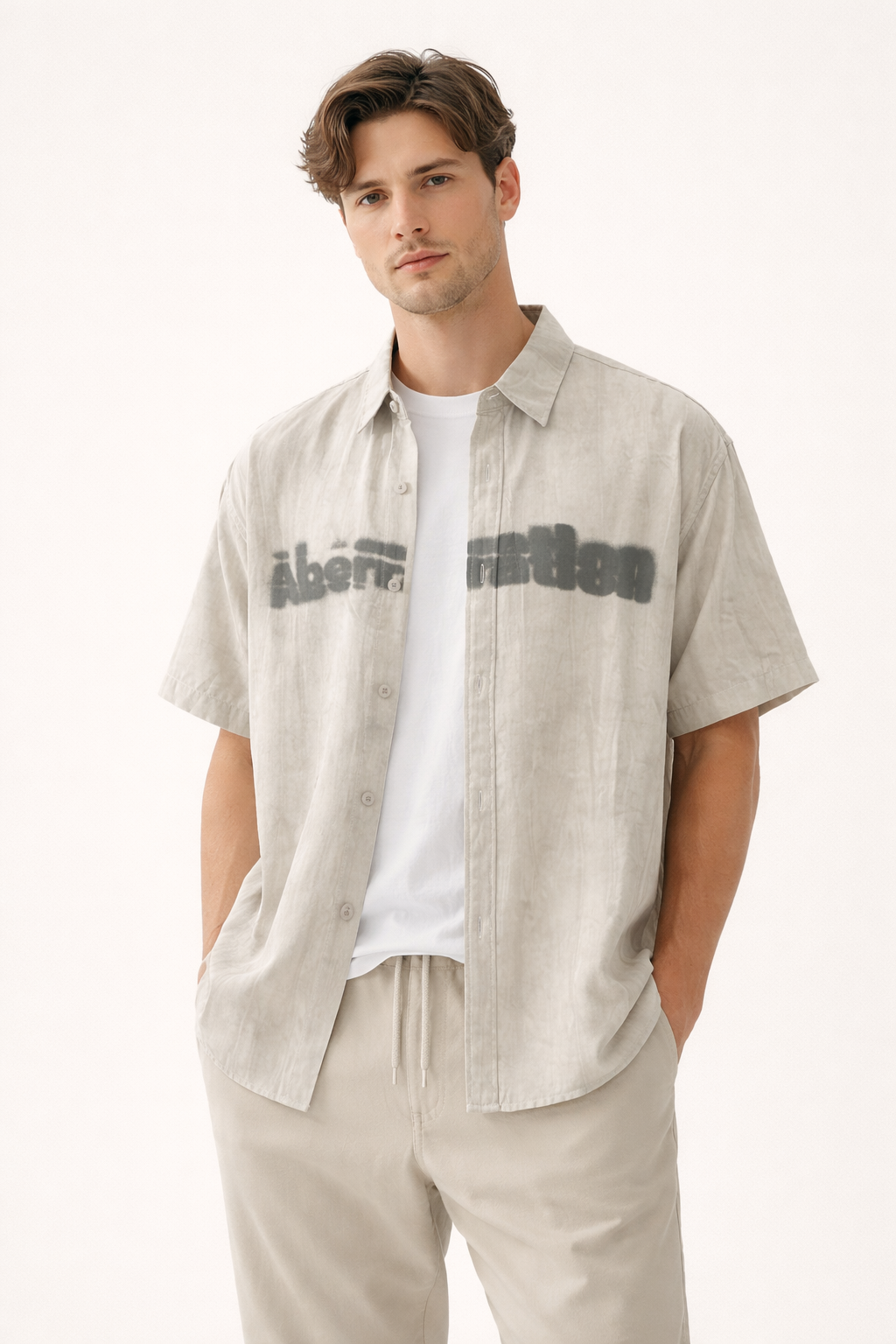 Wit casual heren zomeroverhemd, korte mouw, klassieke kraag. Comfortabele zomerkleding voor herenmode.