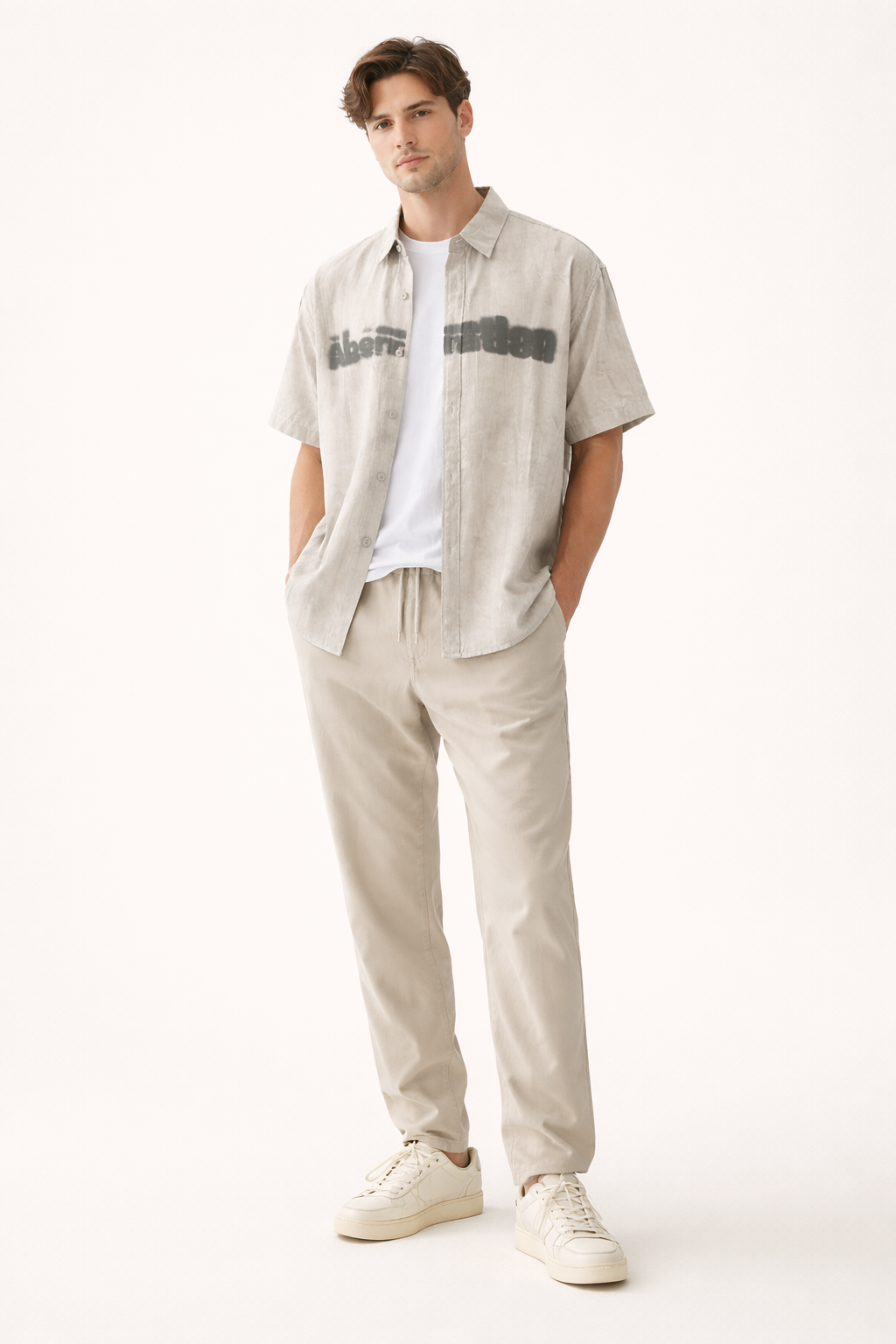 Zwart herenoverhemd met korte mouwen en klassieke kraag. Ideaal voor casual zomerkleding en herenmode.