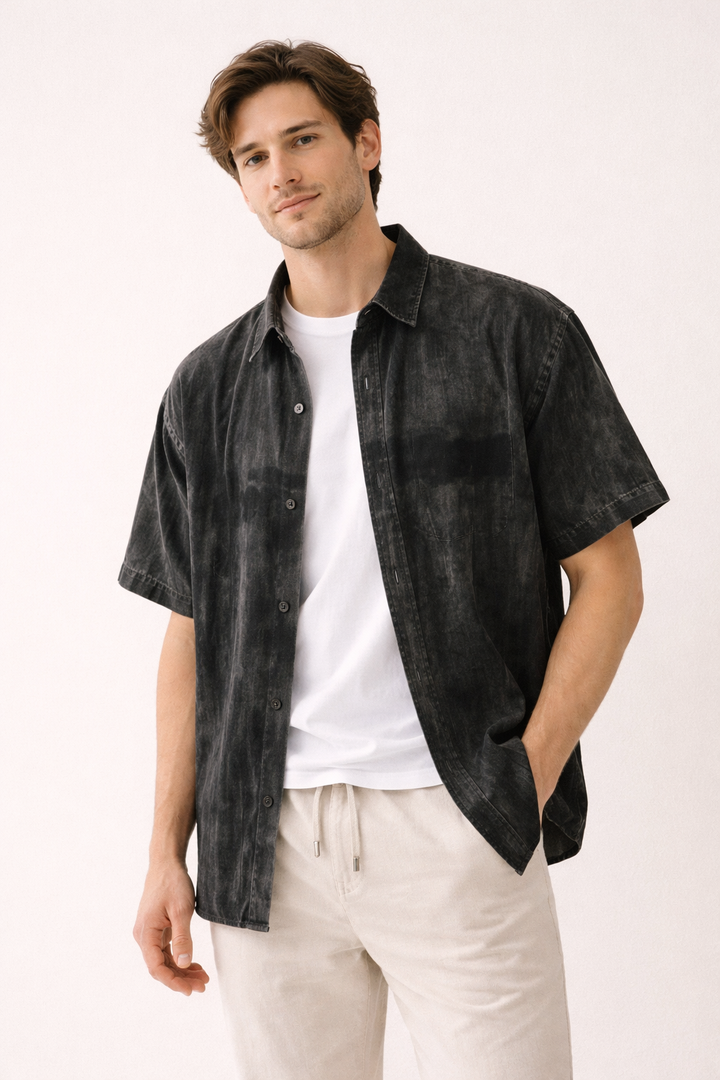 Stijlvol wit herenoverhemd met korte mouwen. Klassieke kraag, ideaal voor casual zomerkleding en herenmode.