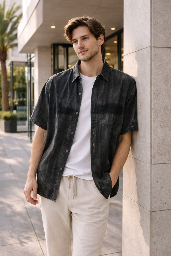 Wit heren zomeroverhemd, casual pasvorm, korte mouw, klassieke kraag. Comfortabel voor elke zomerse gelegenheid.