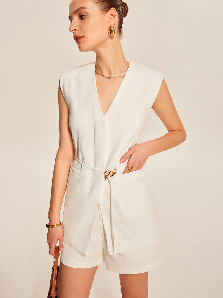 Elegant wit damesvest met V-hals en verstelbare ceintuur, creëert een slank silhouet voor elke outfit.