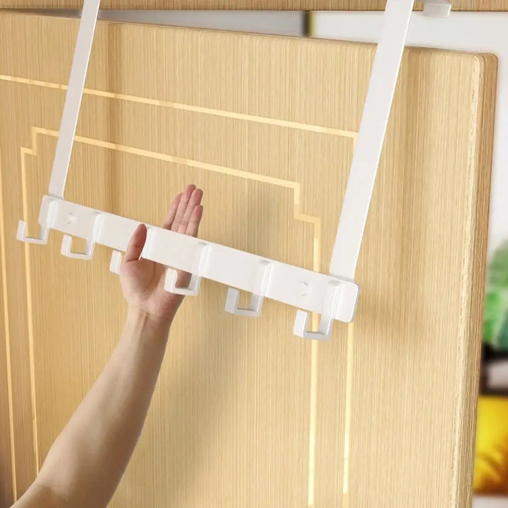 Zwart ruimtebesparend hakenrek voor de deur, perfect voor het ophangen van handdoeken in de keuken of badkamer.