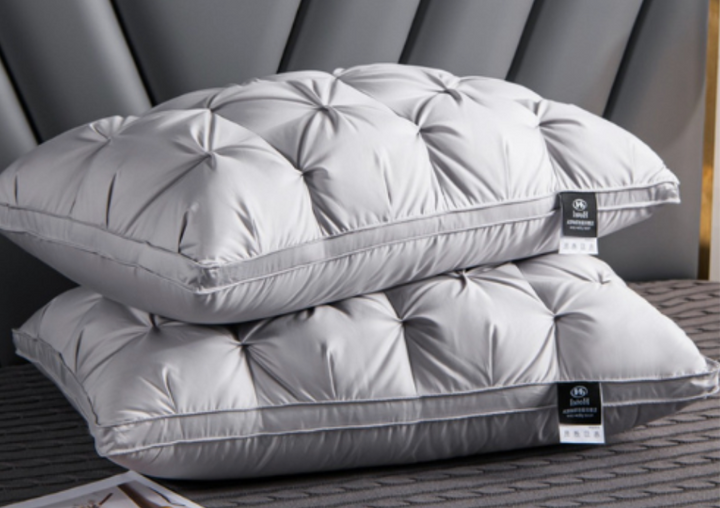 Hoogwaardig wit ganzendons kussen voor een frisse slaapkamer, biedt ademend comfort en optimale nekondersteuning.