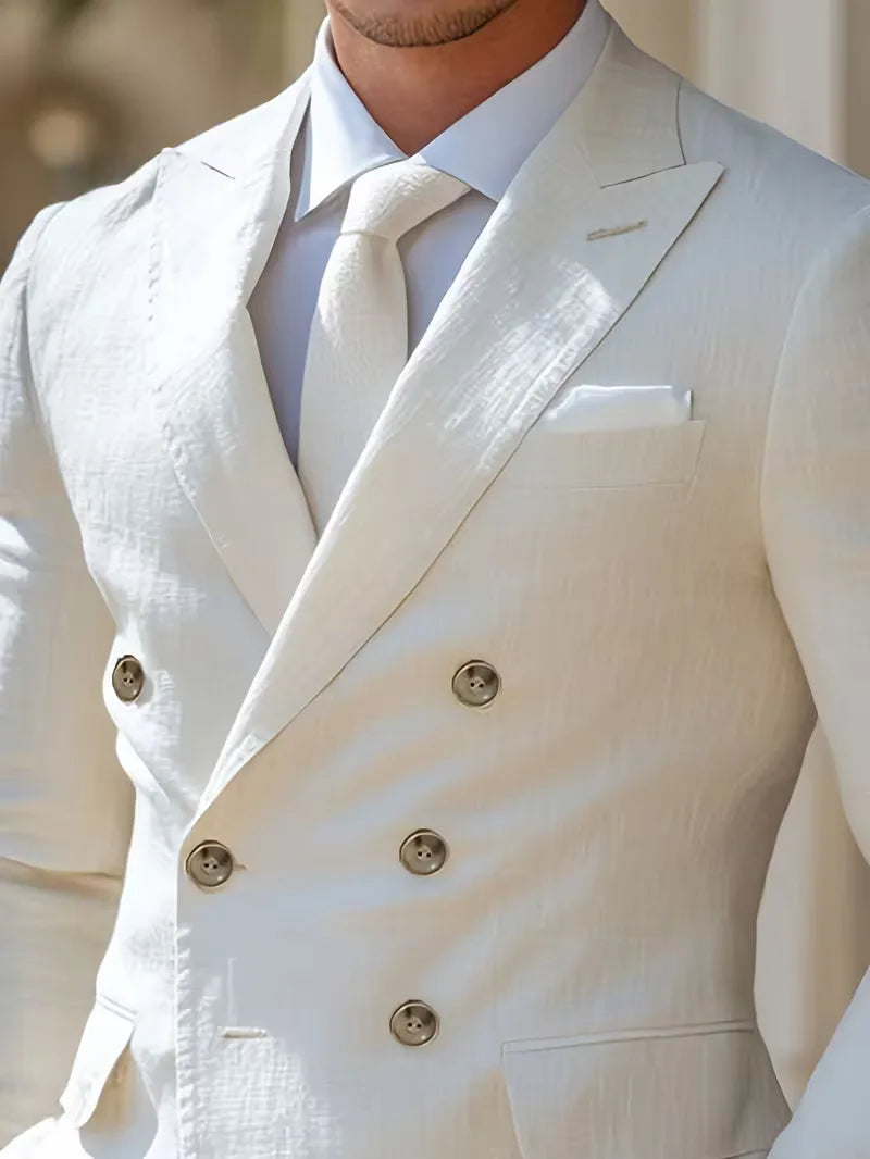 Verfijnd wit herencolbert met lange mouwen, slim fit en double-breasted; geschikt voor casual én feestelijke gelegenheden.