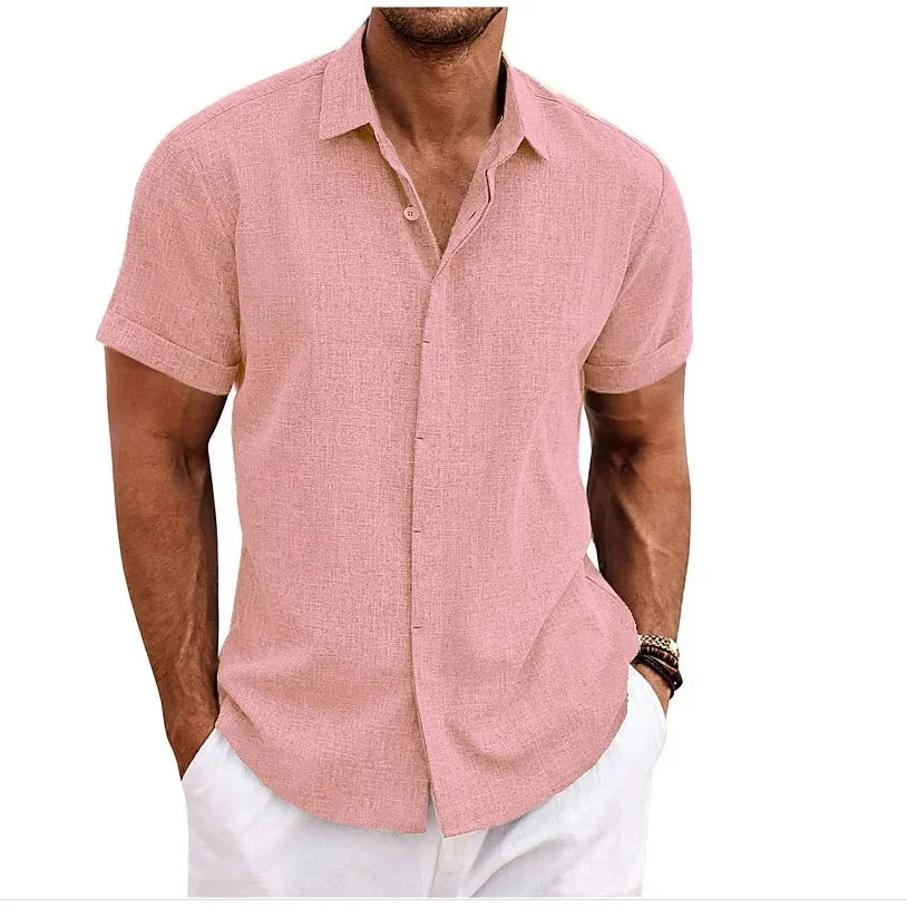 Close-up van de textuur van een Hoymans linnenmix herenshirt met korte mouwen, toont ademend materiaal.