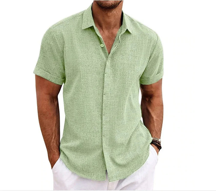 Man draagt comfortabel Hoymans herenshirt van linnenmix met korte mouwen, geschikt voor zomerse dagen.