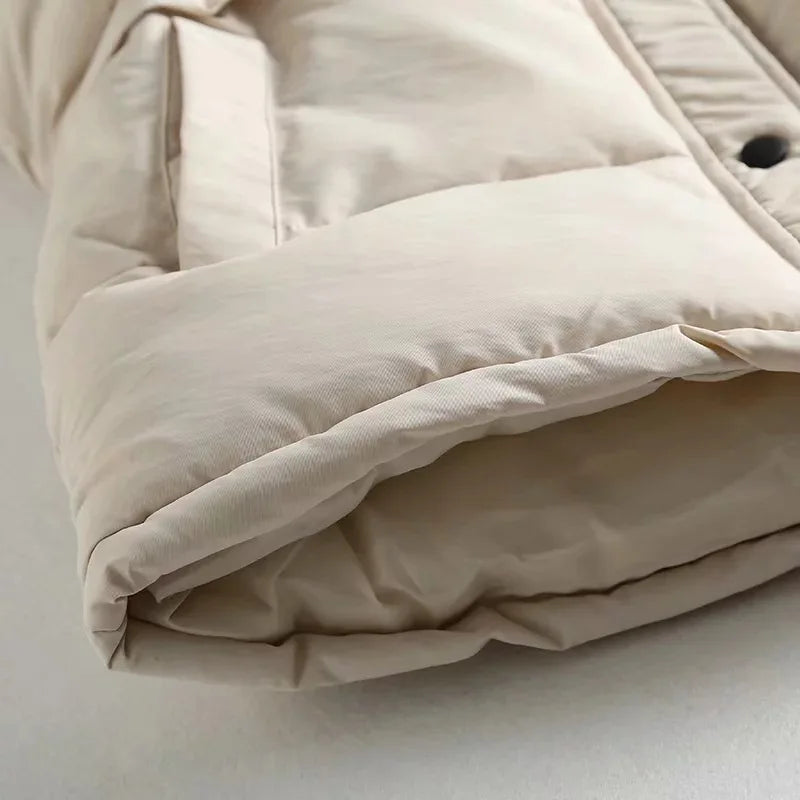 "Wit winddicht dames bodywarmer, lichtgewicht en stijlvol, hoge kraag en ruime zakken, ideaal voor buitenactiviteiten."