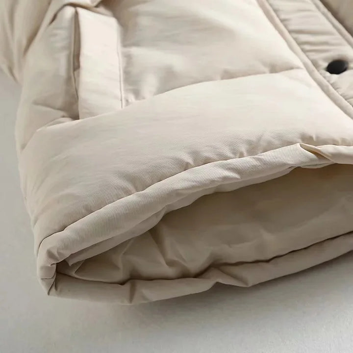 "Wit winddicht dames bodywarmer, lichtgewicht en stijlvol, hoge kraag en ruime zakken, ideaal voor buitenactiviteiten."