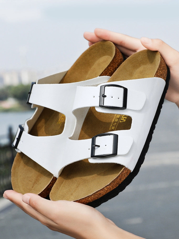 "Witte comfortabele Adrien sandalen van imitatieleer met stevige zool, ideaal voor zomerse avonturen en dierproefvrij."